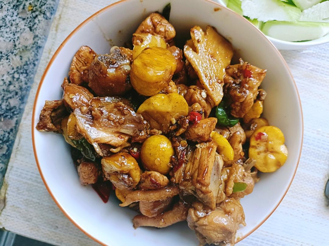 【栗子烧鸡】鸡肉入味，栗子香甜。