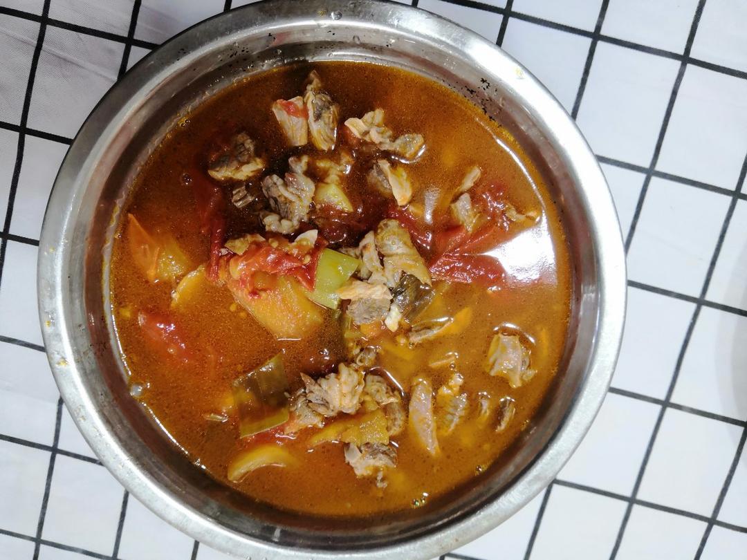 汤浓肉嫩的番茄牛腩，牛腩软烂秘法