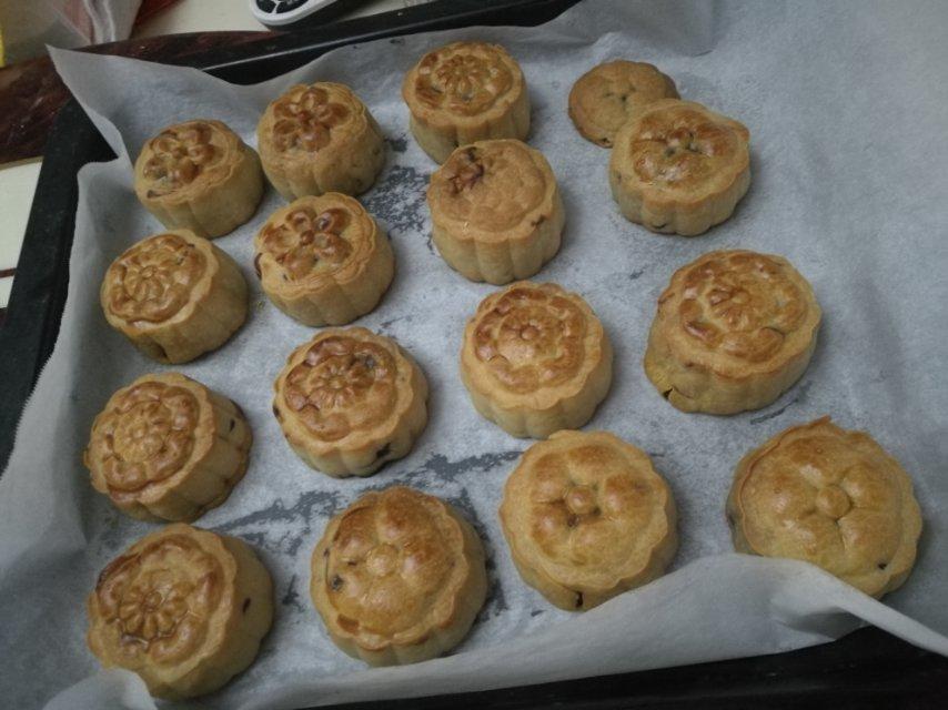 广式莲蓉蛋黄月饼的做法（最新的月饼馅包法详细步骤解析）