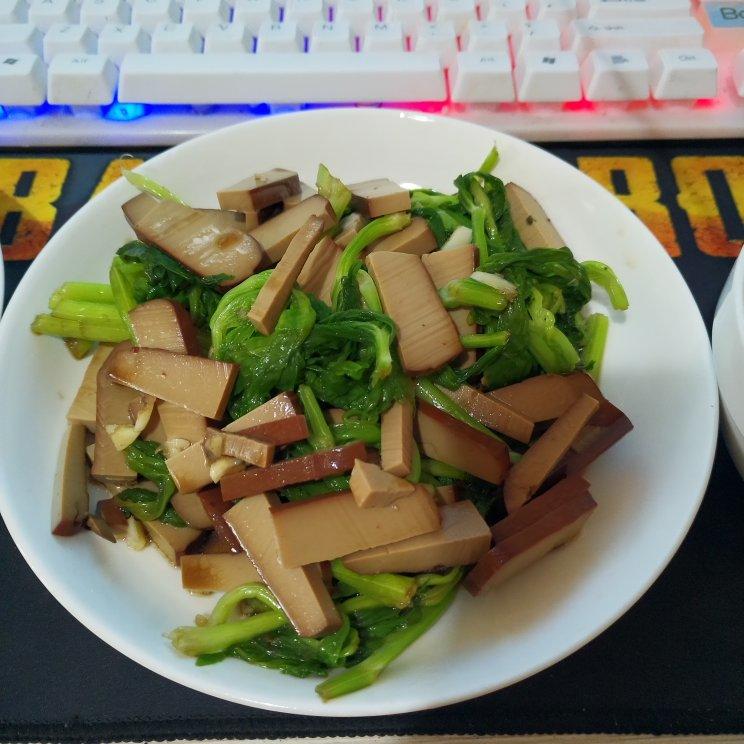 芹菜叶子不要丢，这样拌着最好吃