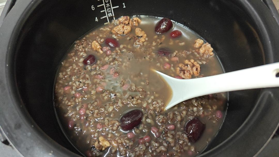黑豆黑米红枣粥