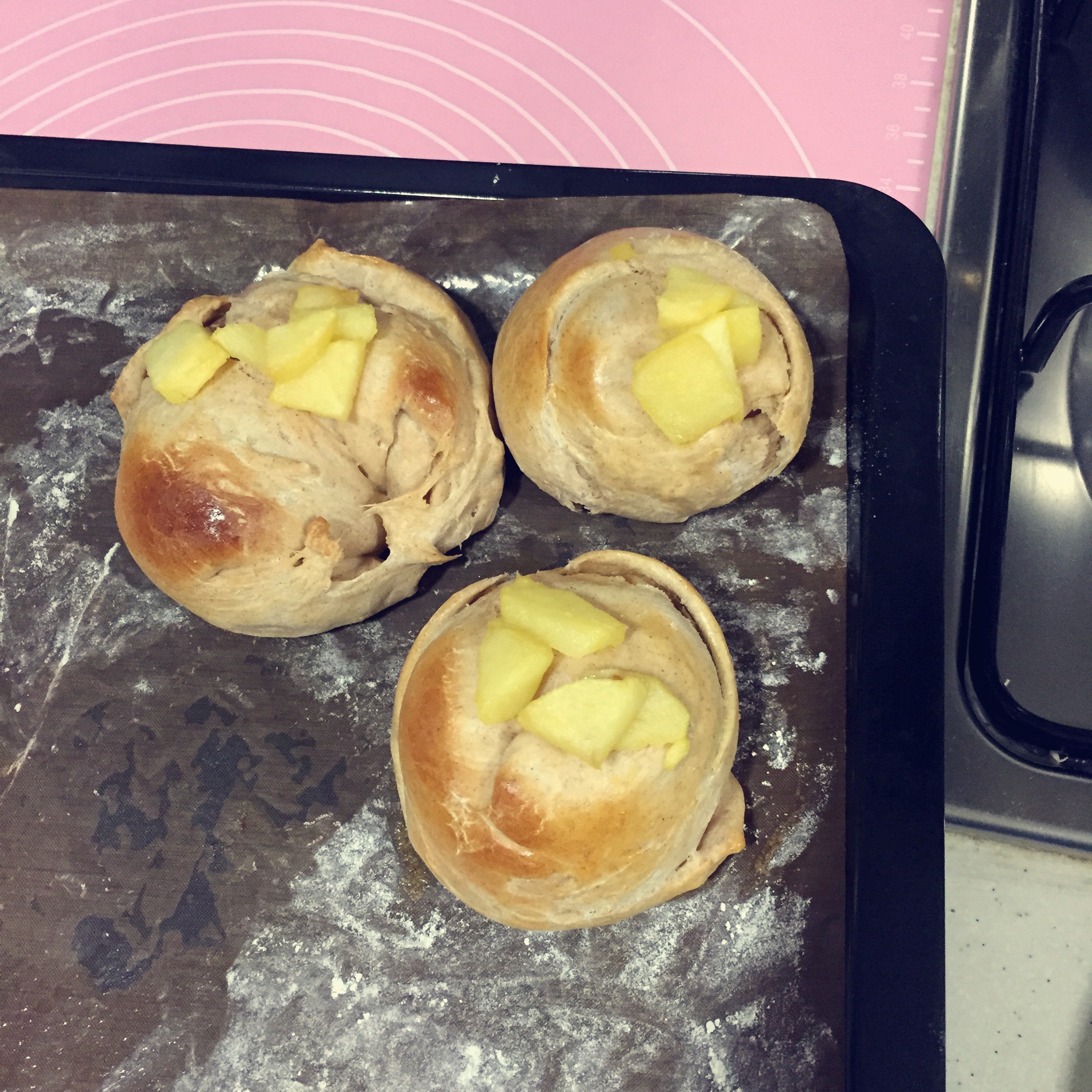 焦糖苹果肉桂面包卷