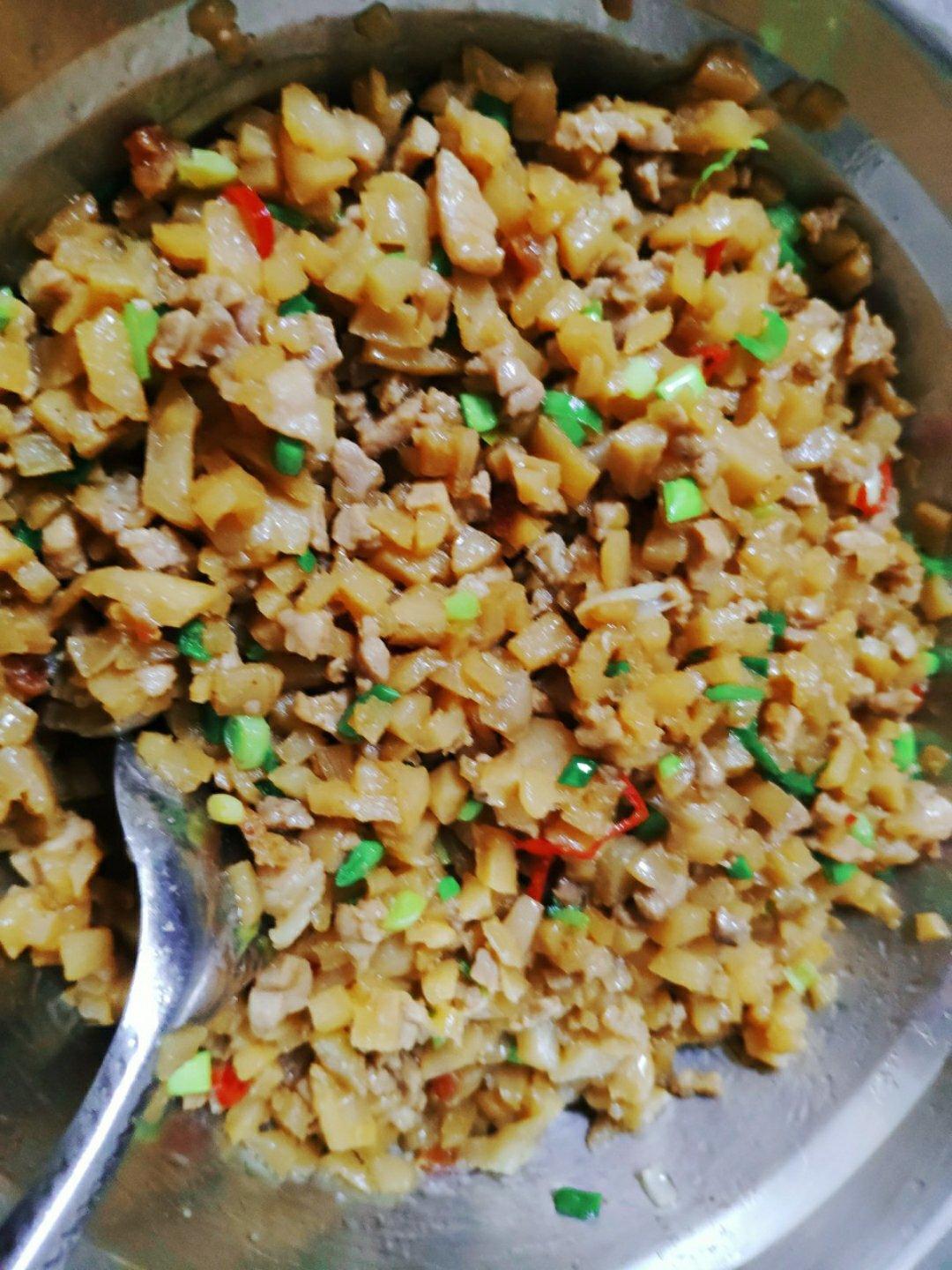 五花肉萝卜干包子