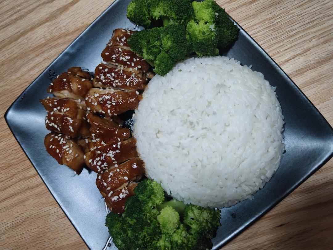鲜嫩多汁的照烧鸡腿饭