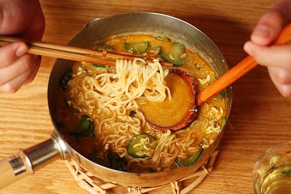 煮泡面时，如何正确地打鸡蛋？