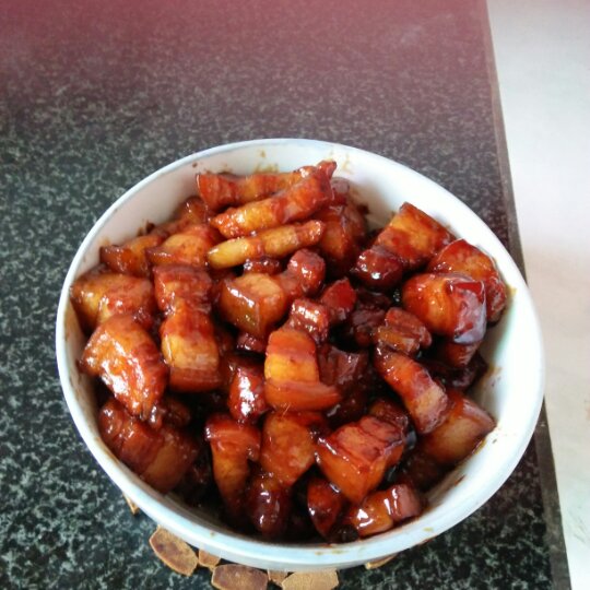 吃着碗里望着锅里的红烧肉