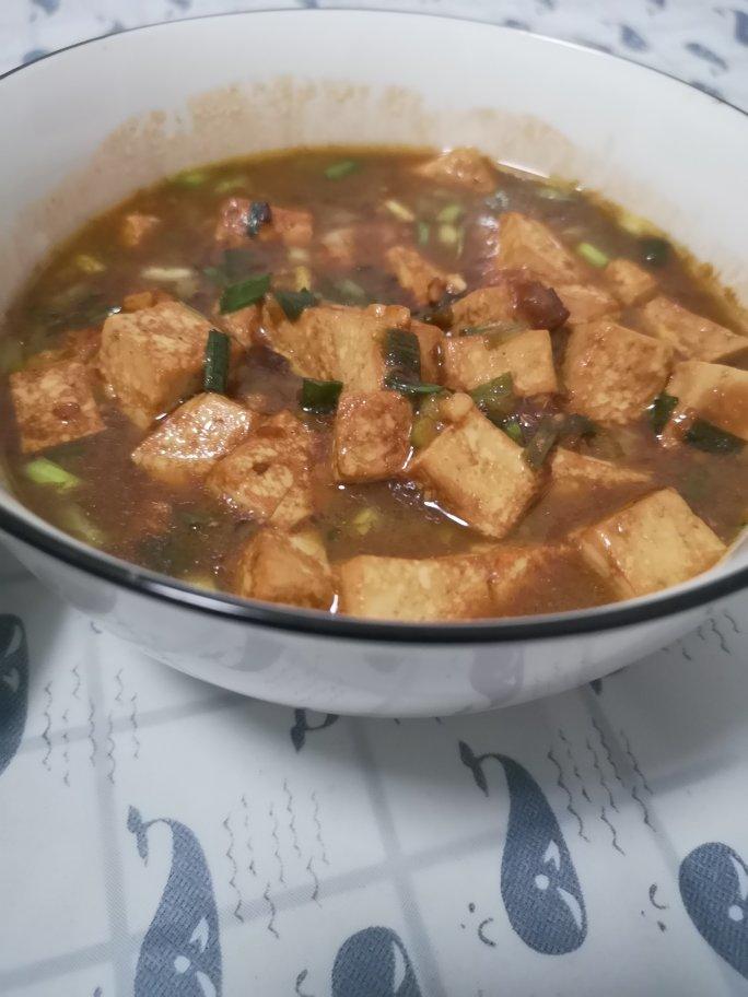 不放肉也超下饭的葱焖豆腐