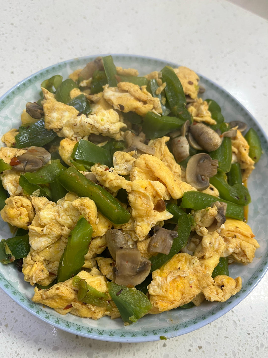 平菇青椒炒鸡蛋 好吃又营养的超快手家常菜