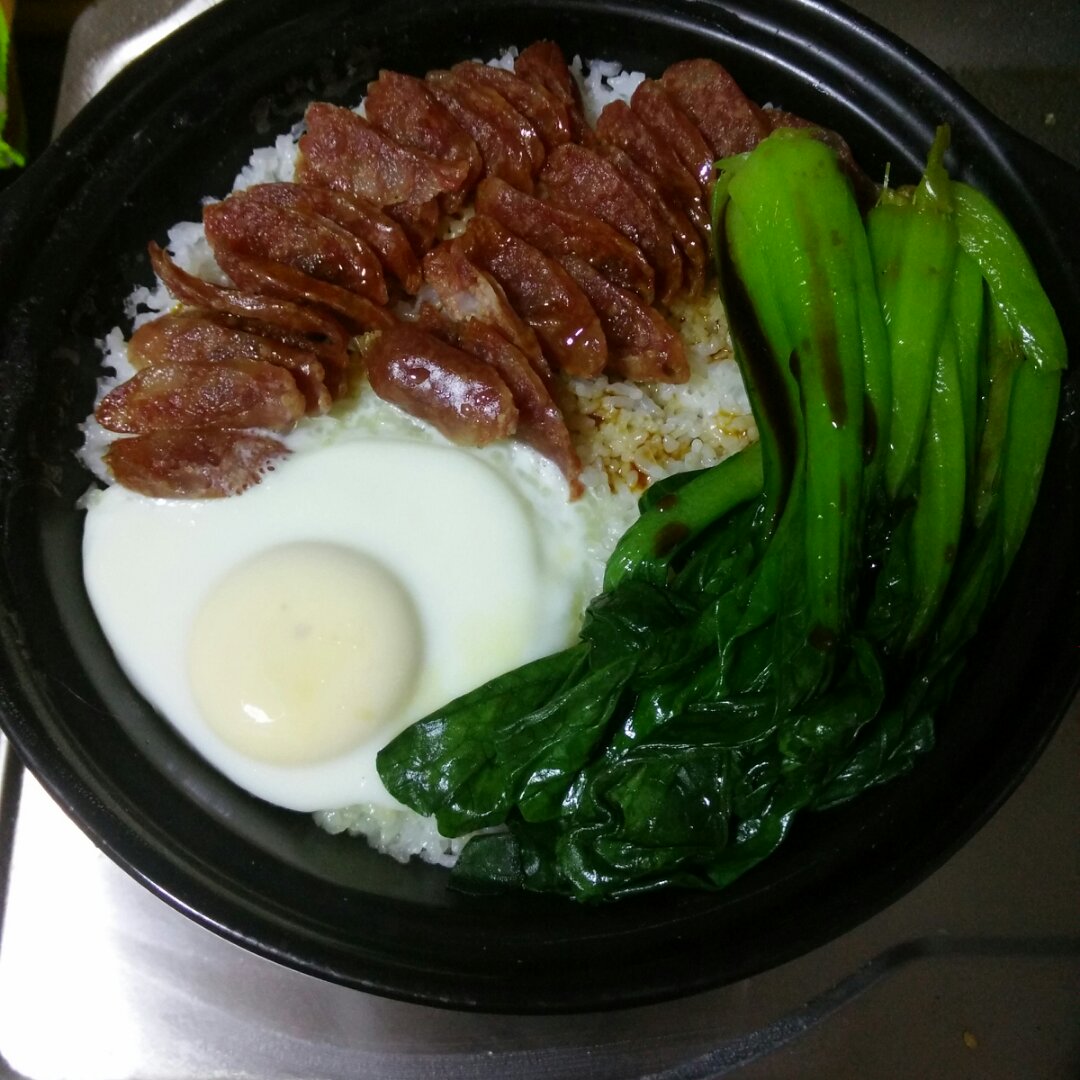 广式腊味煲仔饭