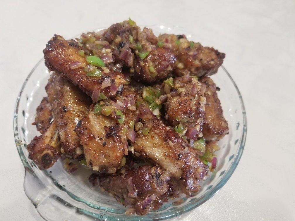 我家排骨从不红烧，加一些大蒜，出锅香喷喷，孩子吃完舔手指