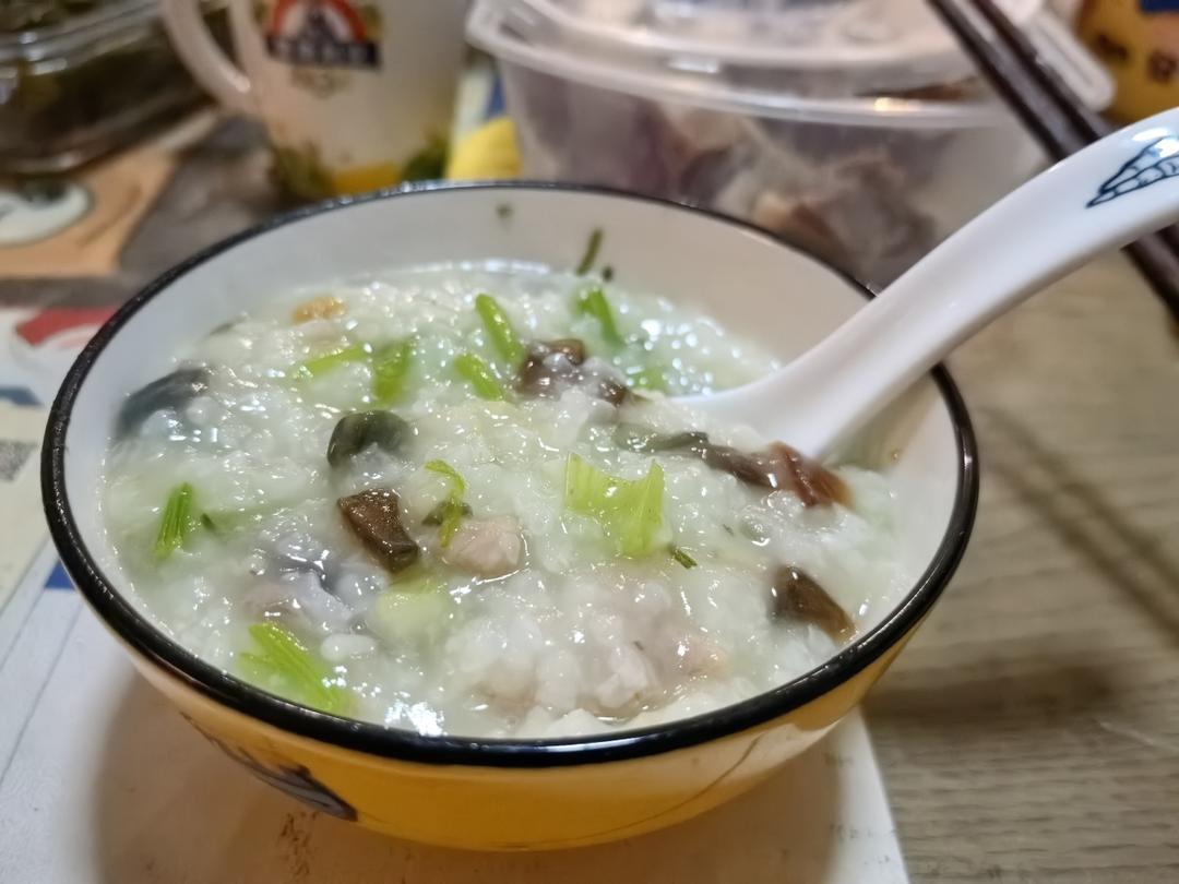 妈妈👩教我做的皮蛋瘦肉粥🥣简单快捷美味😋