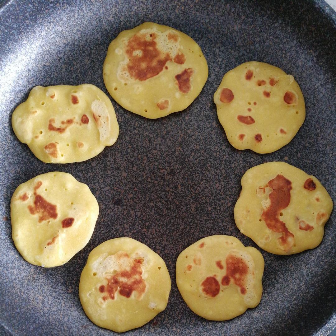 可爱小点心，香蕉小饼，做法超级简单的哦，宝宝最爱