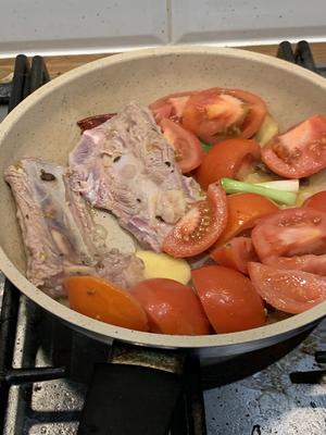 来一碗碗浓浓暖暖的牛骨番茄汤吧(⁎⁍̴̛ᴗ⁍̴̛⁎)的做法 步骤1