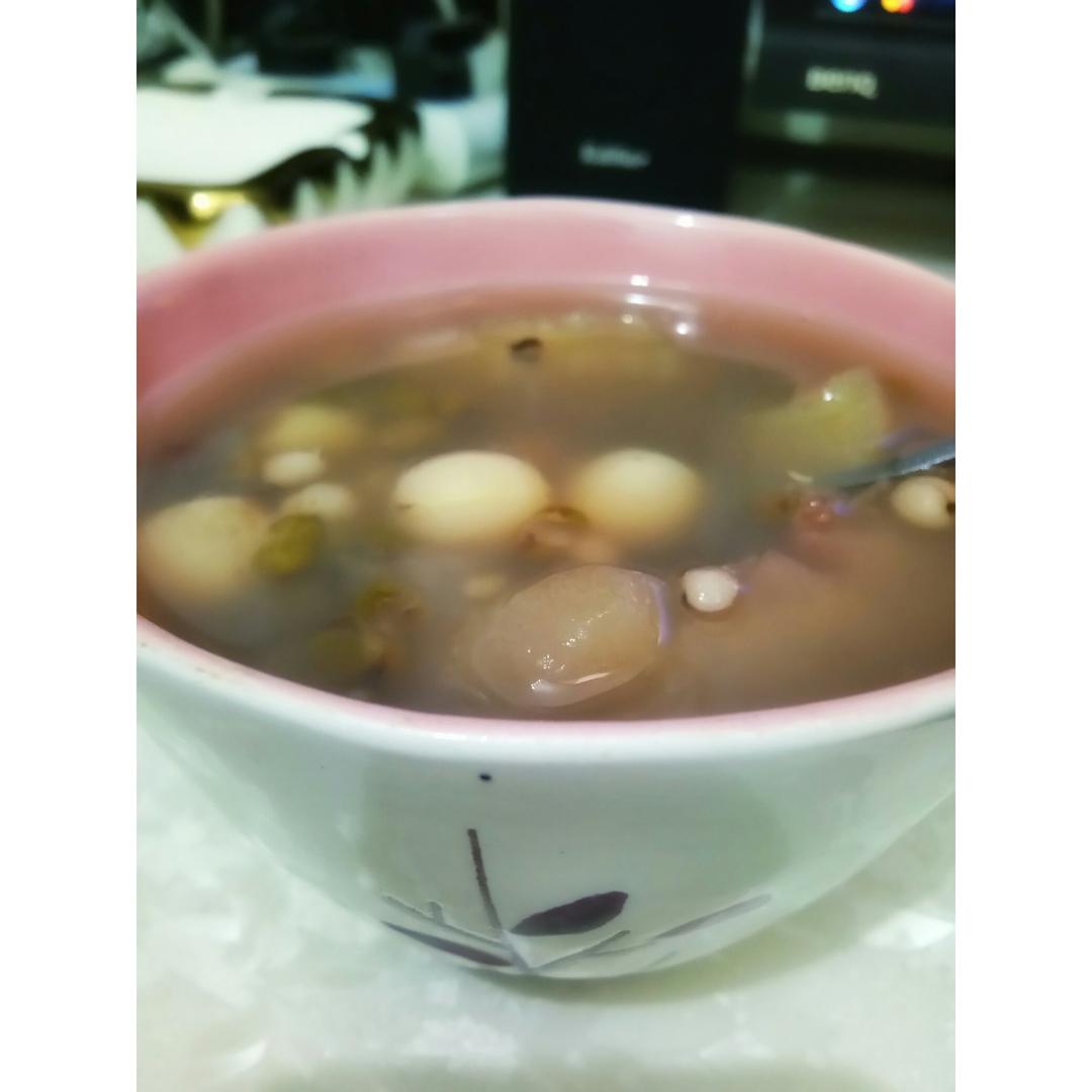 银耳莲子绿豆薏米炖梨
