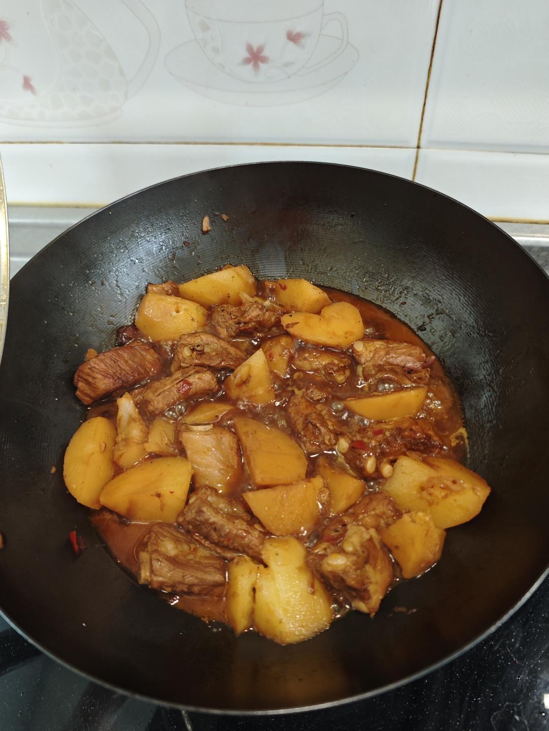 土豆烧排骨的做法