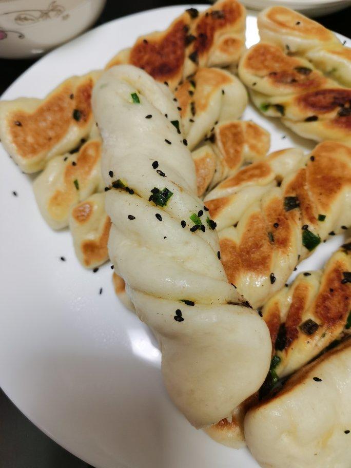 生煎葱油卷子（我觉的就是生煎包和葱油花卷的完美融合！）