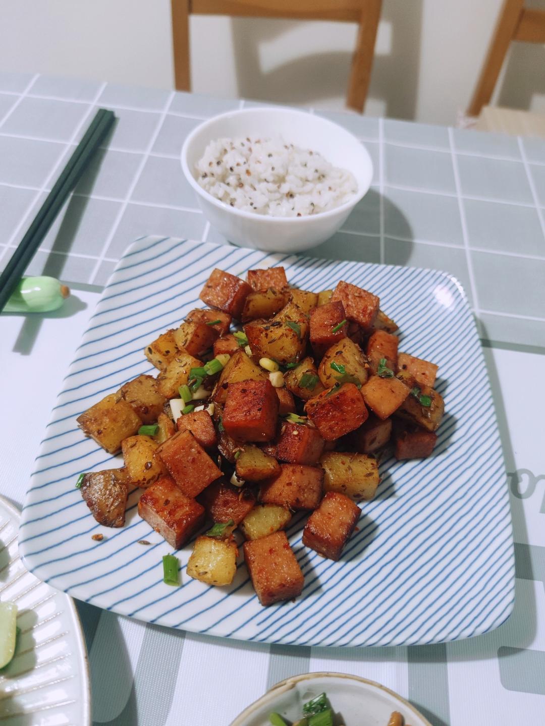 香辣过瘾的孜然土豆火腿，比路边摊还好吃