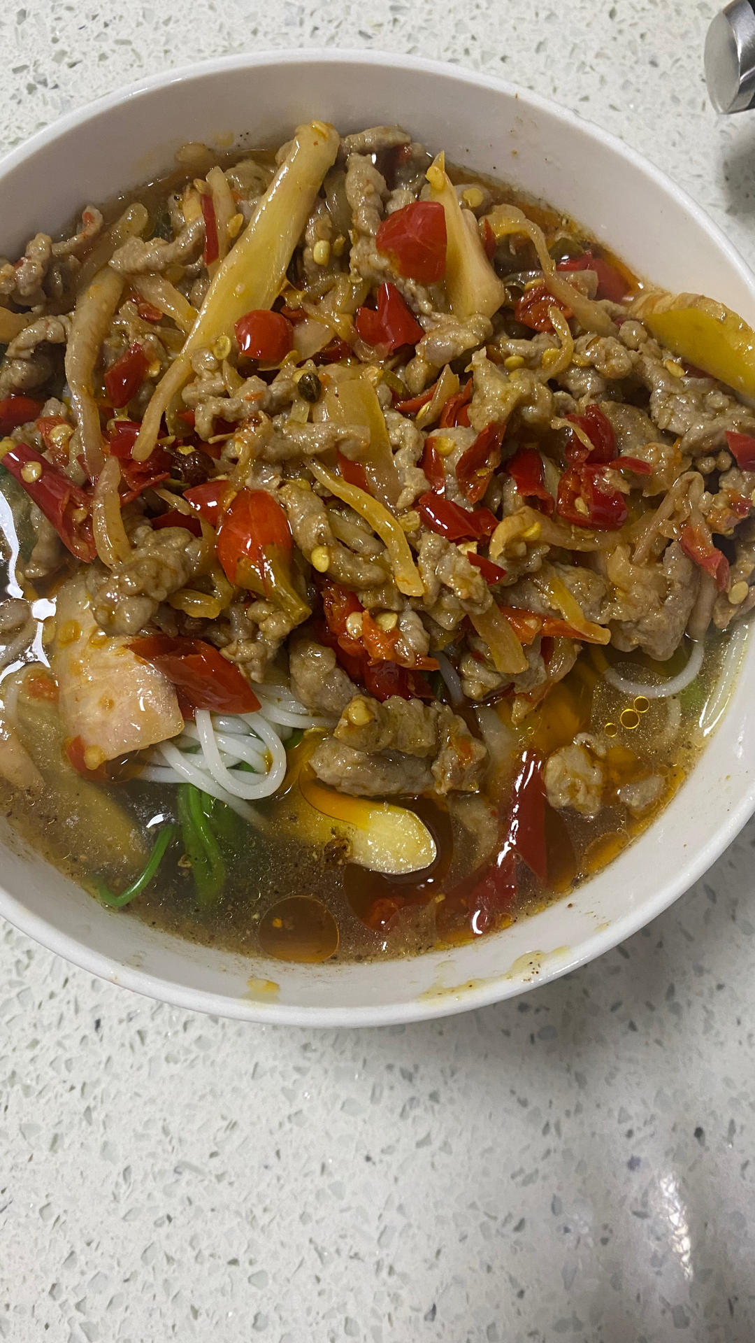 重庆除了小面、麻辣牛肉面、我不准你不知道泡椒肉丝面和泡椒肉丝米线