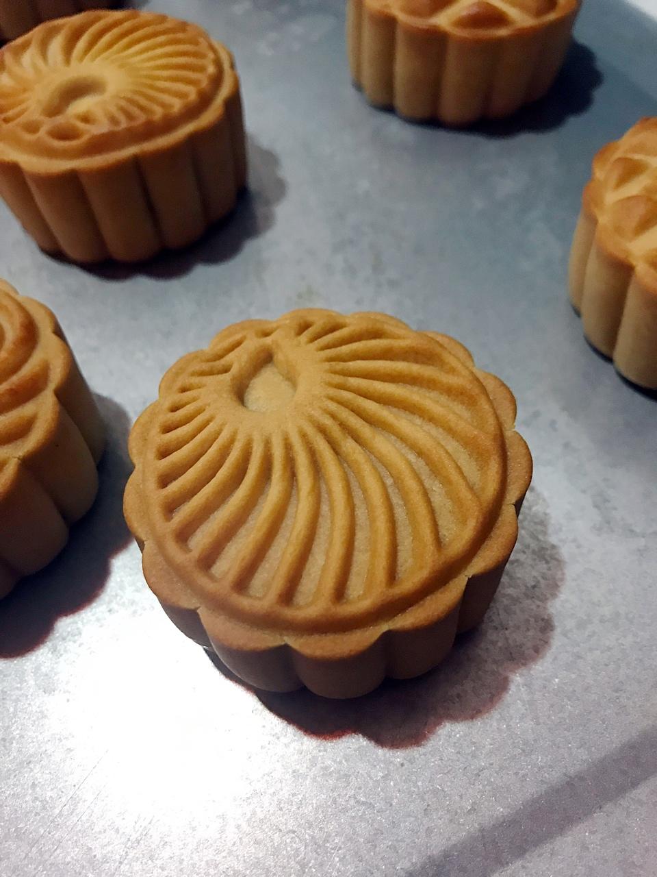广式月饼—蛋黄莲蓉月饼