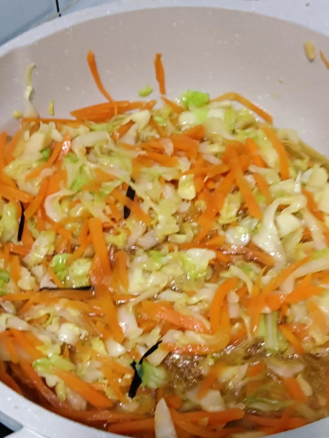 快手素炒圆白菜胡萝卜丝