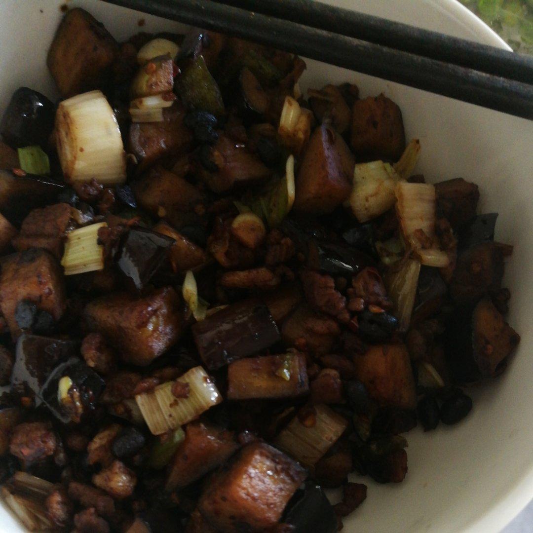 下饭菜！老干妈肉末茄子盖饭