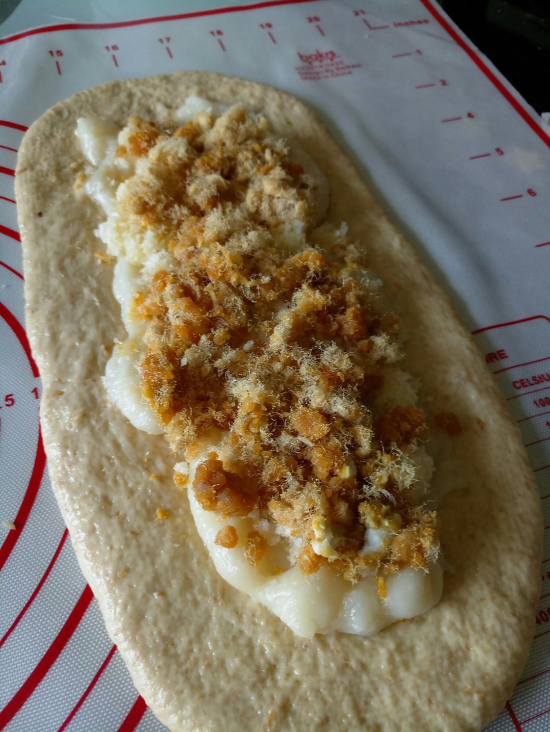 南瓜蛋黄肉松麻糬软欧包