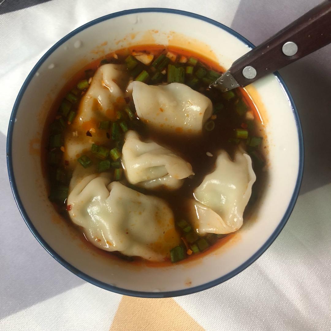 省时又便捷，没人能抗拒这碗酸汤水饺！🥟