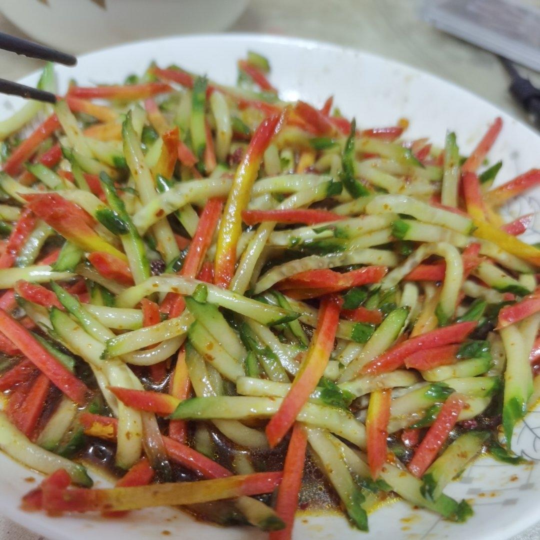 凉拌黄瓜丝胡萝卜丝金针菇