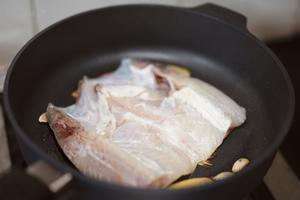 【正大钱食谱】吃厌了蒸鱼，来试试煎海鲈鱼的做法 步骤3