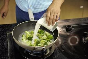 西式花椰菜浓汤的做法 步骤7