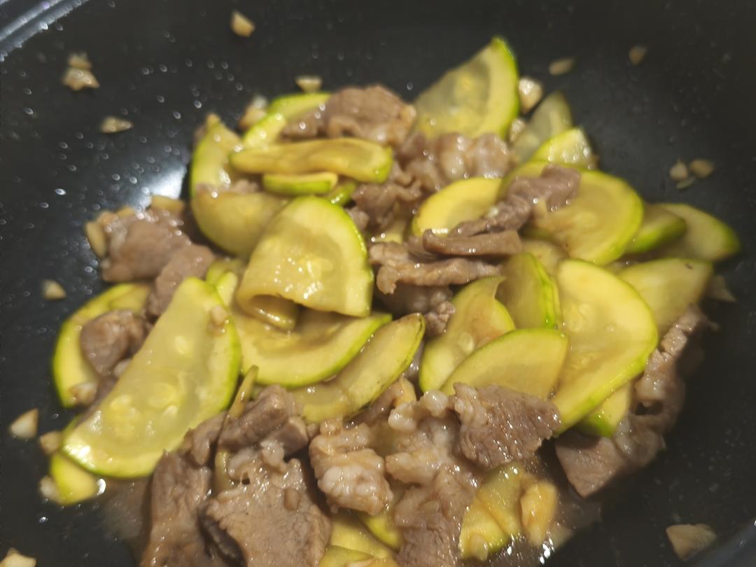 西葫芦炒肉，很适合减脂期的家常菜‼️