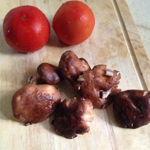 蕃茄蘑菇意面的做法 步骤1