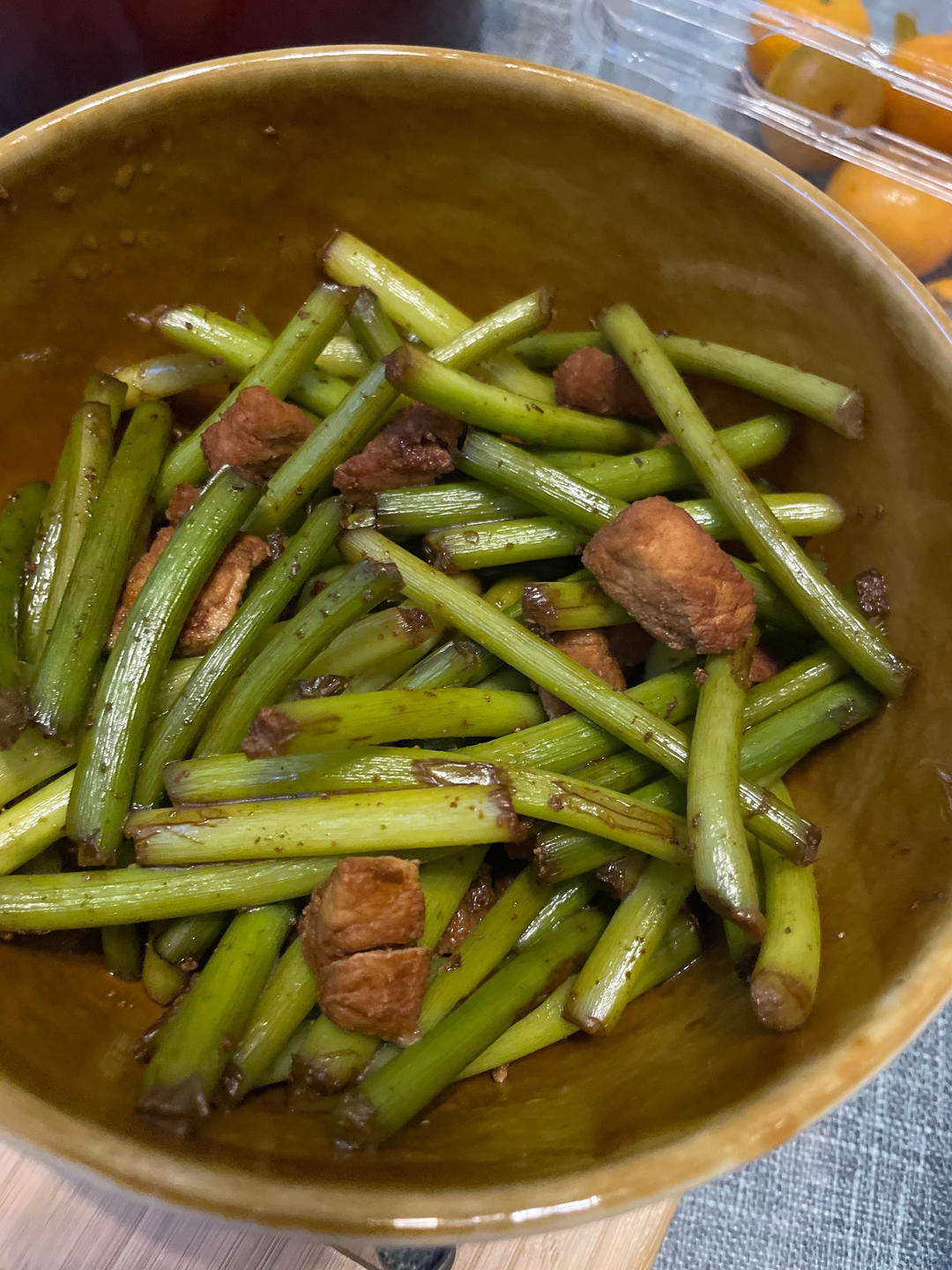 简单易做的下饭菜－蒜苔炒肉