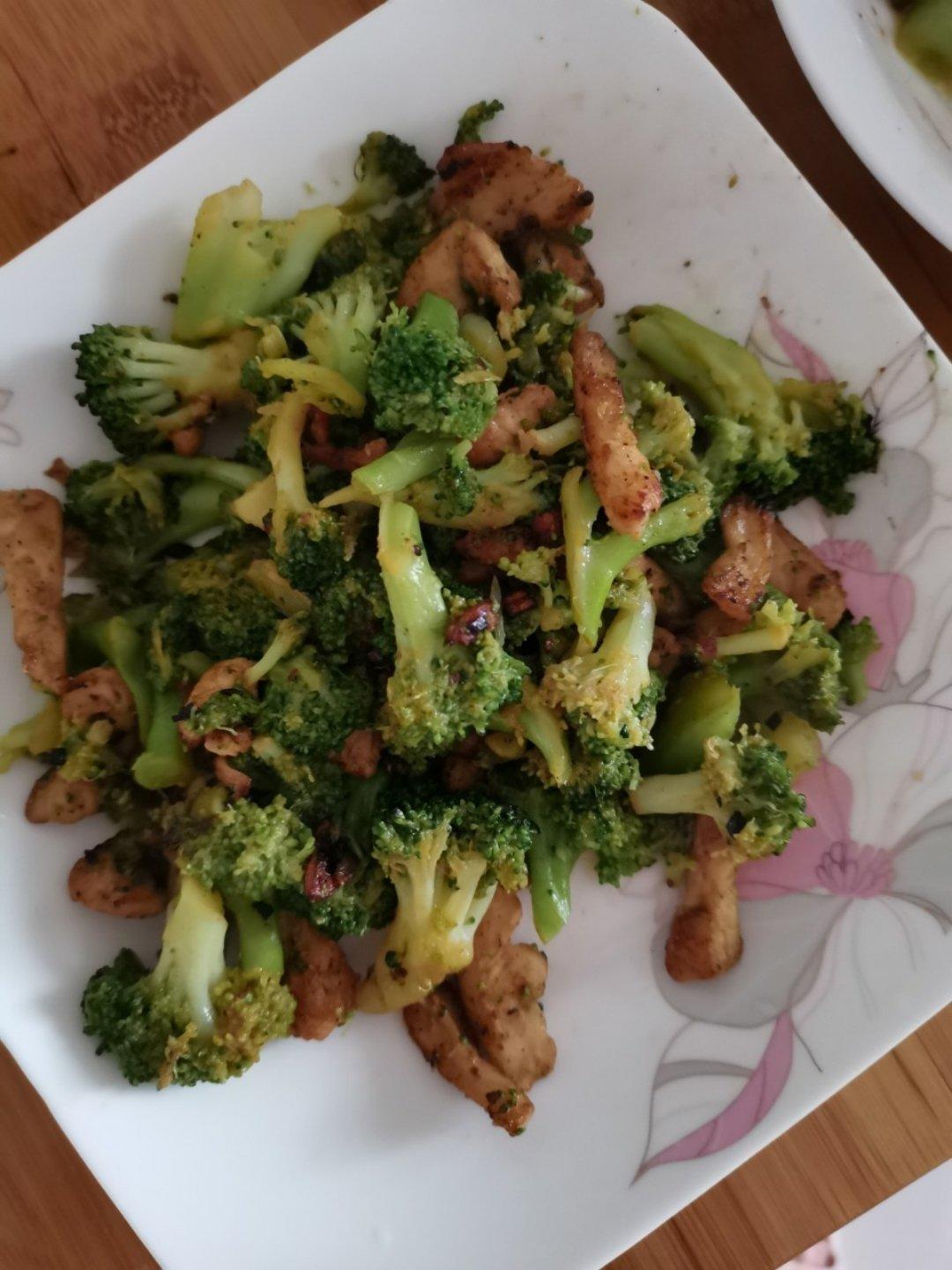 鸡胸肉炒西兰花