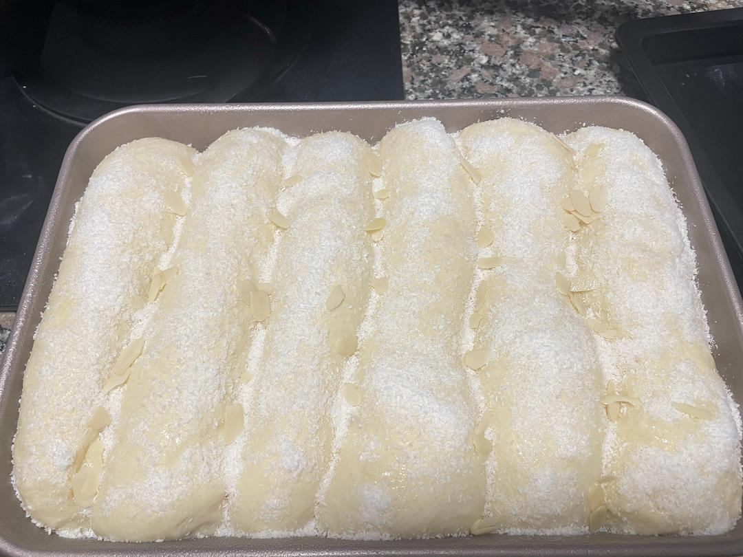 抹茶奶酥排包，口感蓬松柔软，奶酥馅奶香浓郁。