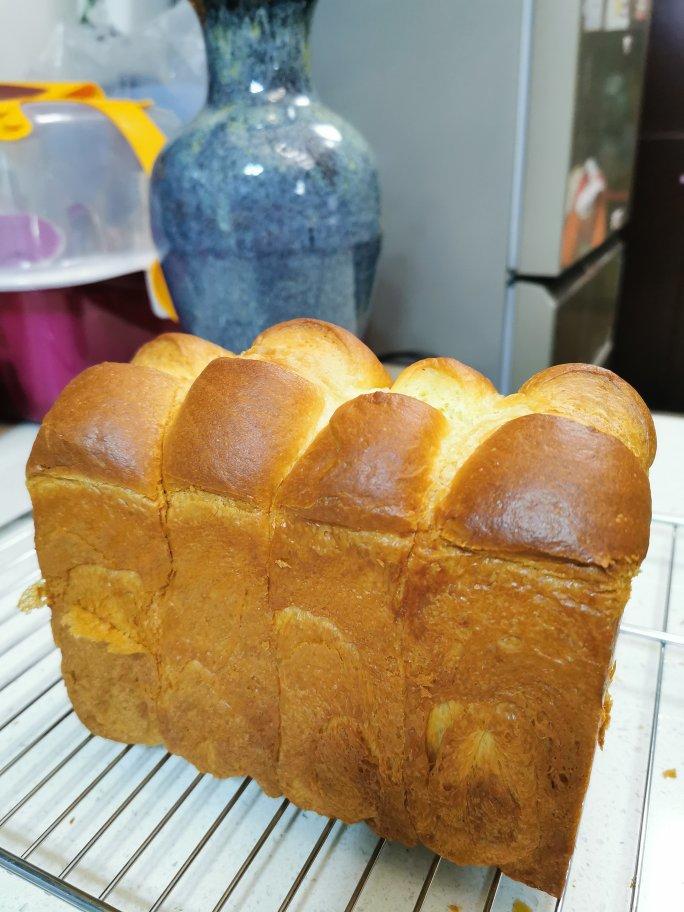 超级浓郁柔软的布里欧修吐司