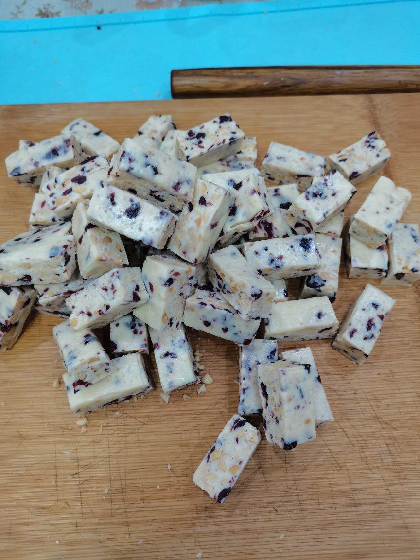 花生牛轧糖-蔓越莓牛扎糖