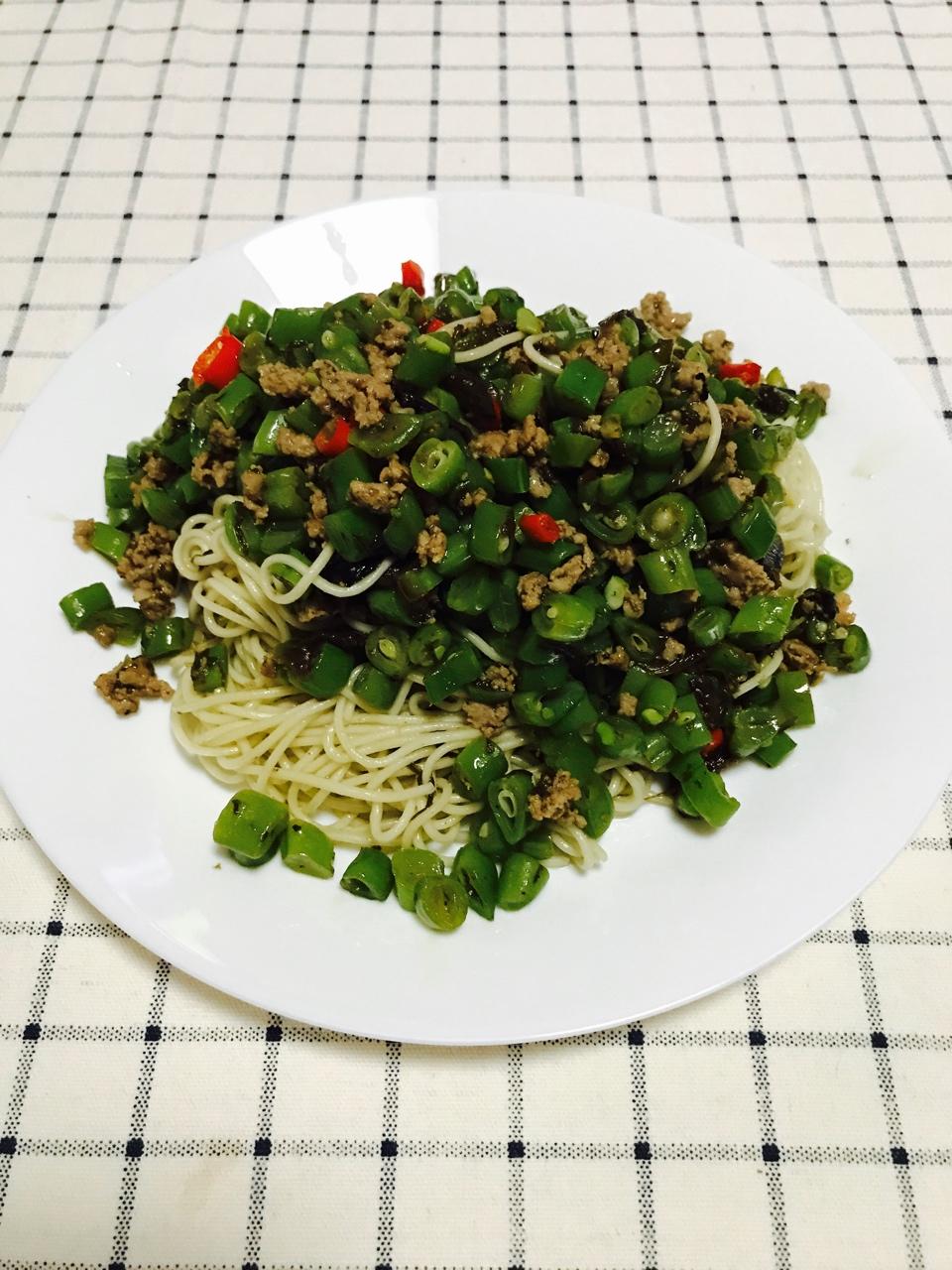 小蛋糕静静做的【橄榄菜四季豆拌面】