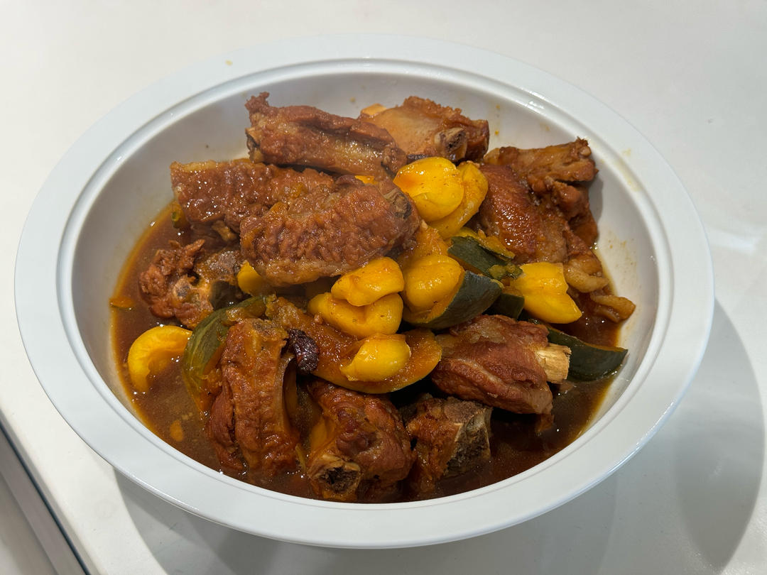 秋日里金灿灿的板栗焖排骨
