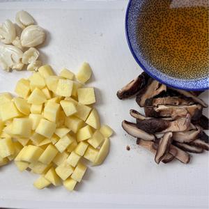 香菇土豆排骨焖饭的做法 步骤3