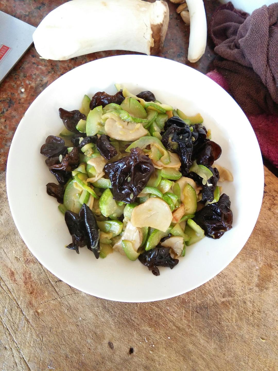 家常杏鲍菇木耳炒胶瓜的做法