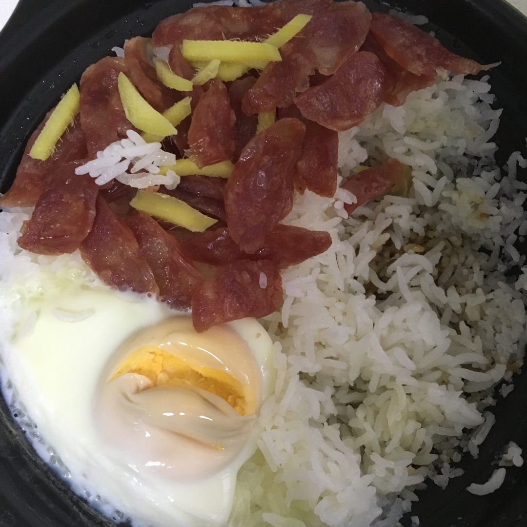 广式腊味煲仔饭