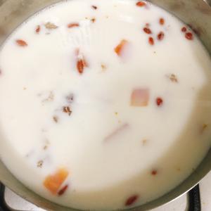 牛奶桃胶炖木瓜的做法 步骤4