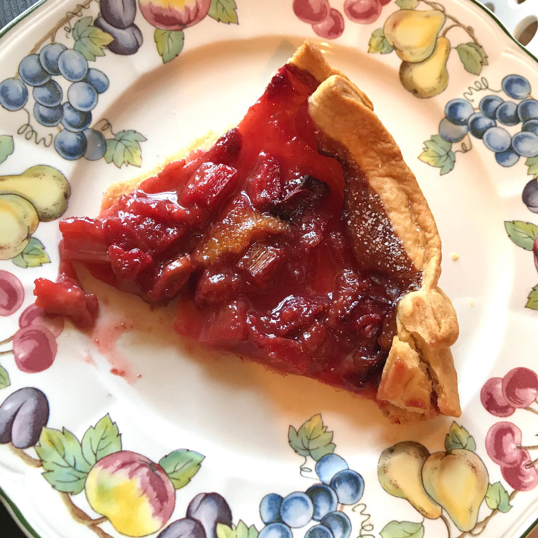 草莓大黄派STRAWBERRY, RHUBARB, AND ROSE GALETTE IN CREAM CHEESE CRUST