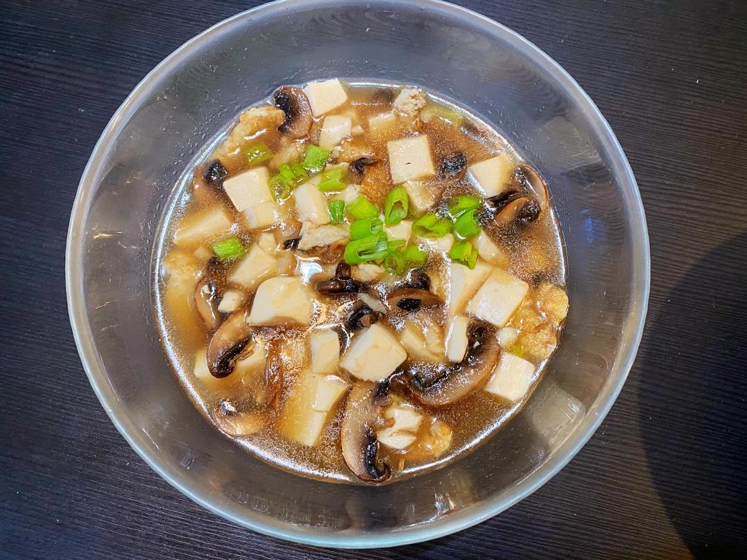 海鲜菇豆腐汤，超简单，晚上喝一碗暖暖的🍲