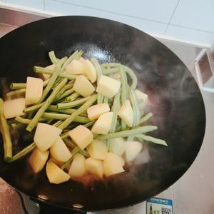 简单又好吃的烧土豆豆角的做法 步骤3