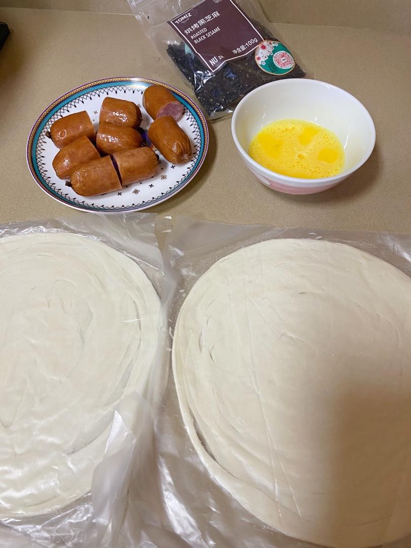 香肠酥皮卷：手抓饼皮还能这样吃，不用和面快速搞定早餐