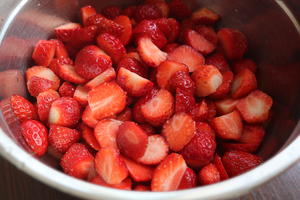 春天不可错过的草莓酱的做法 步骤2
