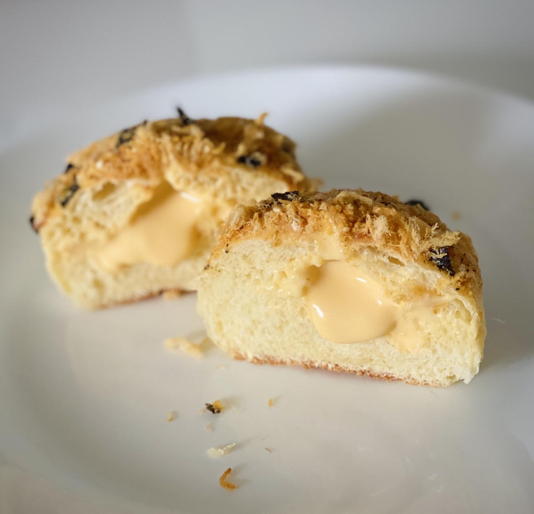 magicbottle做的咸蛋黄芝士流心肉松面包