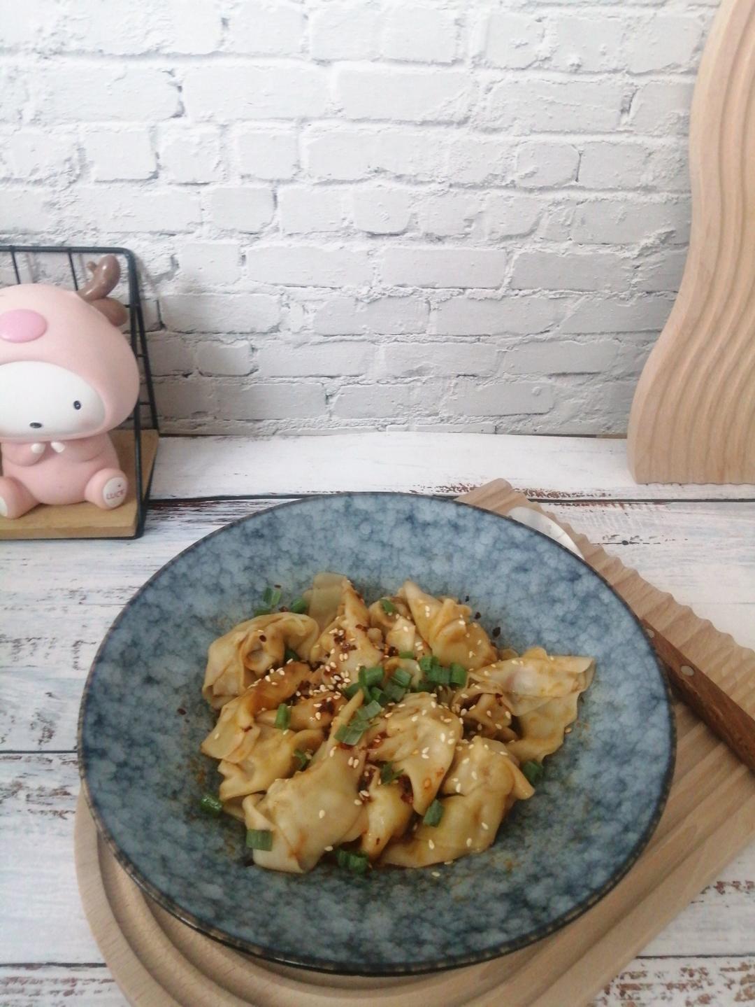饿了吗？给你做碗槐花肉馄饨